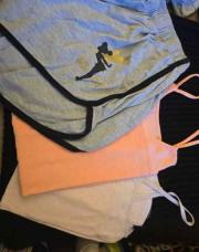 Lot 1 short, 2 singlets 1 saumon et 1 rose 