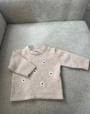 Pull beige à fleur blanche 