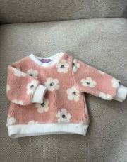 Pull rose à fleur blanche 