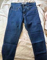 Jeans Levi’s foncé super skinny 710 27
