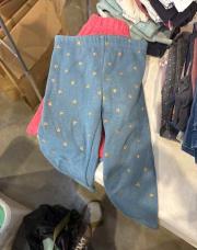 Pantalon bleu avec petits cœurs 