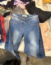 Jeans avec ligne rose 