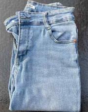Jeans bleu déchiré 