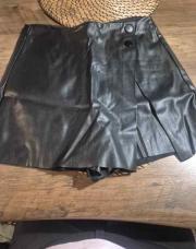 Short jupe en cuire stradivarius taille 38