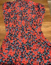 Robe à fleurs rouge et bleue 