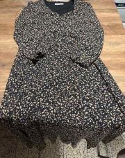 Robe noir et beige avec feuilles 