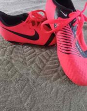 Chaussure 31,5 foot terrain Nike 