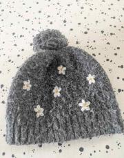 bonnet gris fleurs Mango 50cm