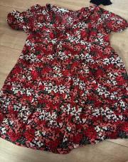 Robe XL noir et rouge fleurie 