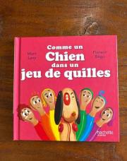 Livre comme un chien dans un jeu de quilles 