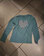 Blouse verte avec cœur 11-12 ans 
