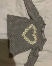 T shirt gris à pois blanc et fleur 6 M