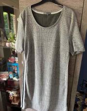 Robe grise bande blanche 