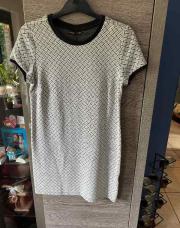 Robe grise encolure noire