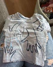T-shirt gris main 56cm
