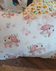 Neuf, coussin tortue fait main