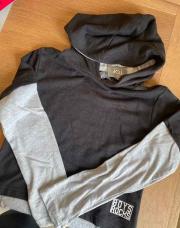Sweat-shirt noir et gris neuf 8 ans