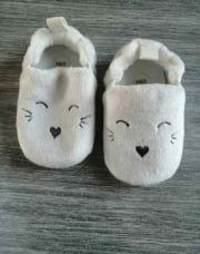 Chaussons 6/9 mois (neufs) 
