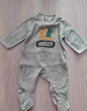 Pyjamas vert avec un tracteur/dinosaure kiabi 3 mois
