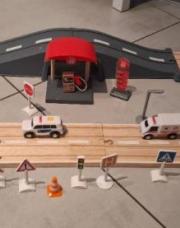 Jeu circuit en bois et pompe essence + accessoires 