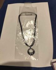 Collier noir avec pendentif rond