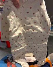 Pyjama Kiabi, blanc à fleurs rouge , T1mois