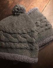 Bonnet gris plus tour de cou
