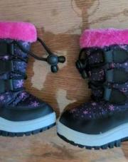 22 Bottes hiver fourrées comme neuve ( noir étoiles fushia ainsi que la fourrure 
