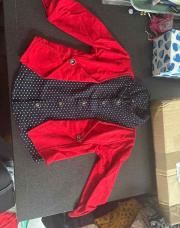 Chemise bleu à pois avec veste rouge accrochée taille 9/12 mois 