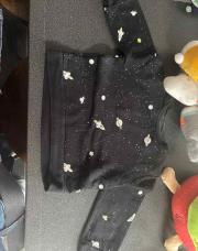 Pull noir avec les planètes et fusées taille 12 mois 