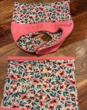 Ensemble bonnet cache cou fleuri rose 