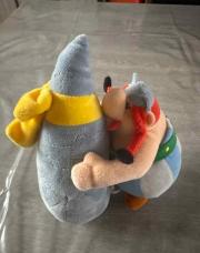 Peluche Obélix et son Menhir