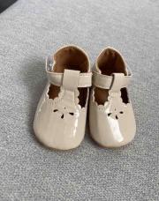 Chaussures vernies beiges 