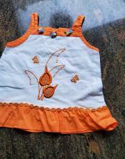 Robe orange blanche fleurs sur le col 