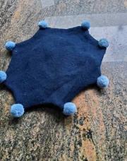 Béret bleu avec pompons 