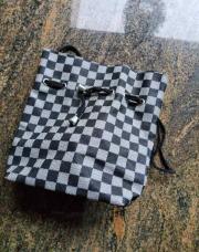 Sac noir carreaux gris 