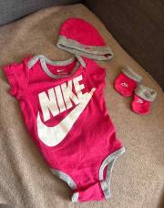 Body bonnet chaussettes nike rose  6-12 mois 70-80cm 