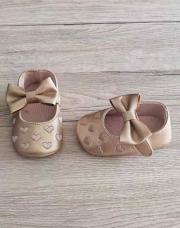 Chaussures dorées à cœur pointure 17