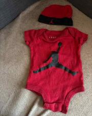 Body Jordan rouge et noir 0-6 mois 