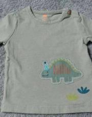 tee shirt 1 mois vert dino en bas droite