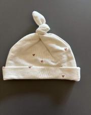 Bonnet naissance coeurs Neuf