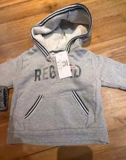 Pull IKKs gris capuche 12 mois 