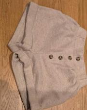 N. Short Kiabi beige T.4ans