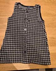 N. Robe kiabi noir/blanc sans manches T.4ans