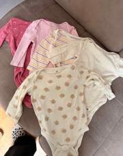 Lot 5 bodies baby gap 6 mois