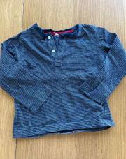 T shirt bleu ligner avec bouton 